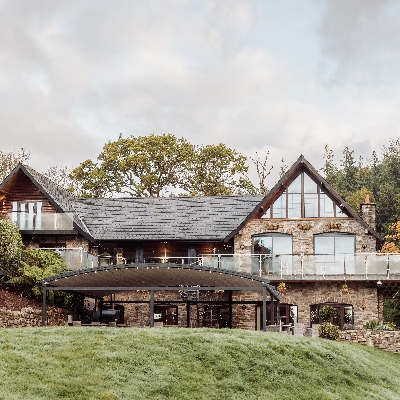 Canada Lodge and Lake is a picturesque wedding venue on the outskirts of Cardiff